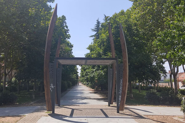 Paseo central de la Urbanización La Vega Paseo central de la Urbanización La Vega