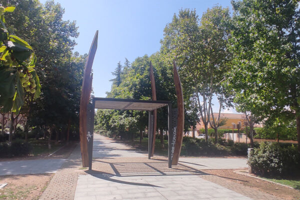 Paseo central de la Urbanización La Vega Paseo central de la Urbanización La Vega